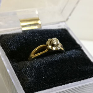 10K Ladies Ring w/ Diamonds